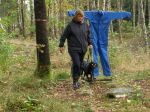 Lexi  och matte är ute och träffar overaller i skogen. 